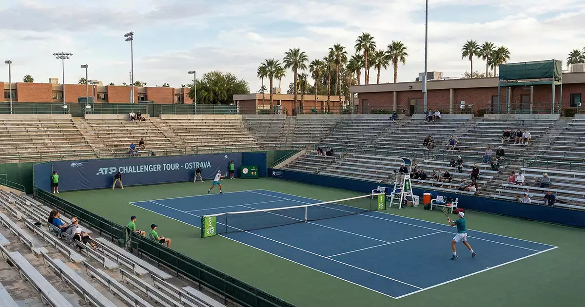 Court de tennis en dur bleu sous le soleil de Melbourne avec un ciel dégagé
