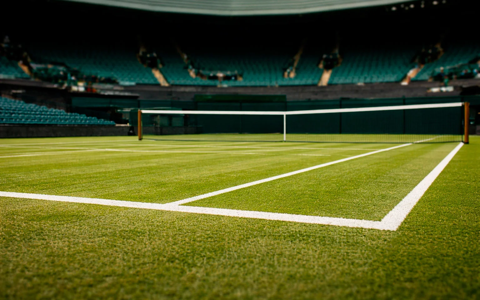 Court de tennis sur gazon vert avec lignes blanches &agrave; Wimbledon